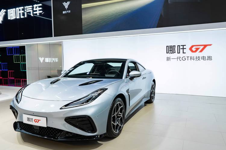 东莞317哪吒汽车在智能汽车领域的表现，领途汽车在新能源汽车市场中的影响力